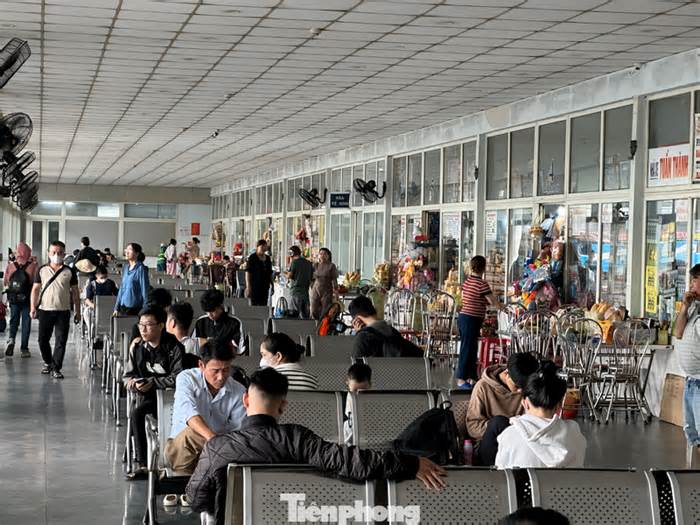 Bến xe Đà Nẵng tấp nập người về quê trong ngày đầu nghỉ lễ 2/9