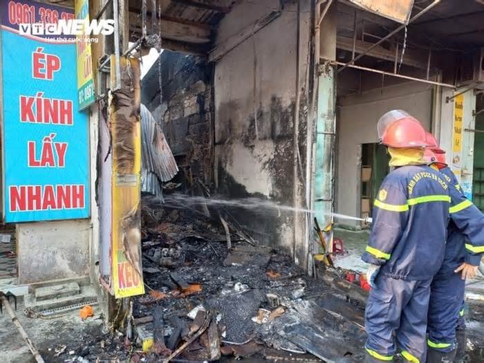Hơn 100 người tham gia chữa cháy cửa hàng điện lạnh ở Quảng Nam