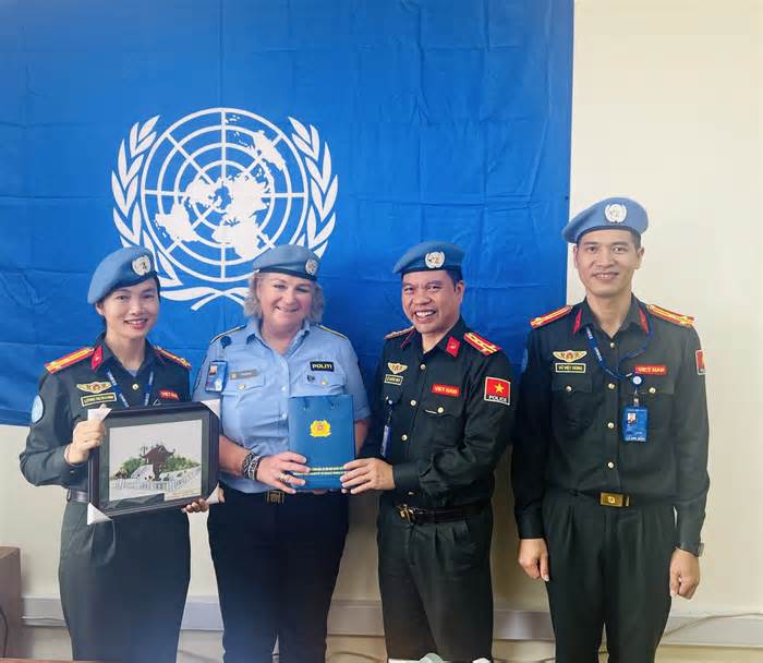Ba sĩ quan Công an Việt Nam nhận bằng khen từ Tư lệnh Cảnh sát Phái bộ Liên Hợp Quốc tại Nam Sudan