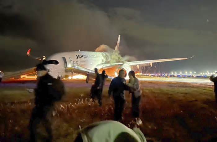 Hành khách kể 18 phút sơ tán trên máy bay Nhật bốc cháy