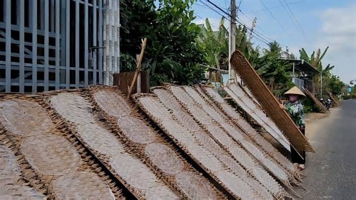 Lao động tráng bánh ở Cù Lao Mây tăng gấp đôi thu nhập mùa Tết