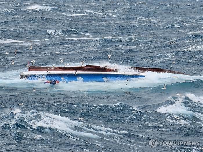 Tàu cá Hàn Quốc chìm, 5 thủy thủ Việt được cứu