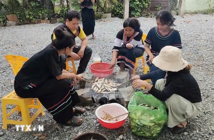 Những hũ cá khô nghĩa tình của thanh niên Raglai Khánh Vĩnh gửi đồng bào vùng lũ