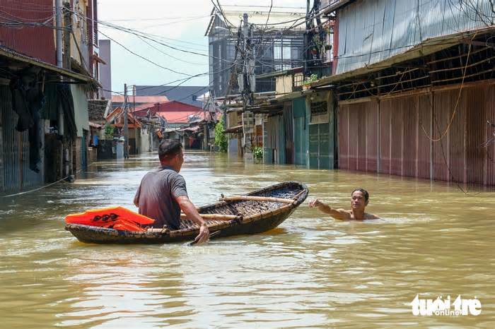 Sông Cầu trên báo động 3, cuộc sống của hơn 5.000 người đảo lộn