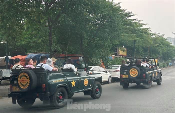 Xe u-oát vi phạm giao thông chạy 'nghênh ngang' trên phố Hà Nội