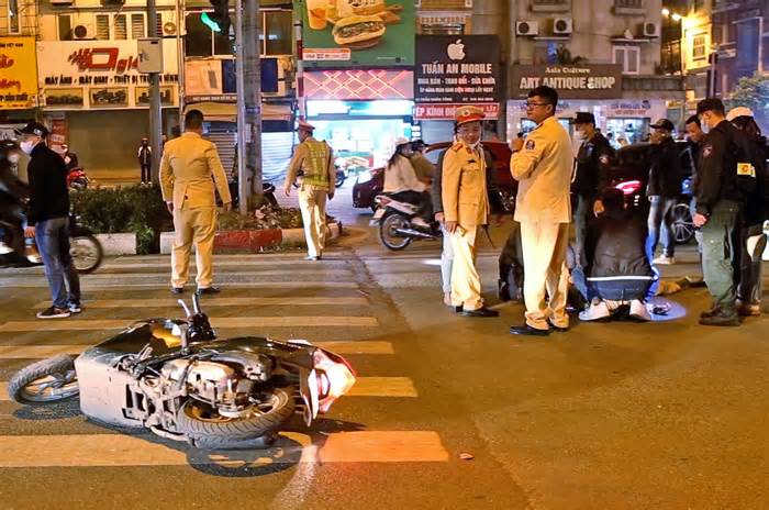 Nữ sinh lái xe máy thông chốt 141, tông trúng cảnh sát