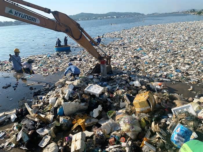 Mỗi người phải có trách nhiệm với rác thải của mình mới giảm ô nhiễm môi trường