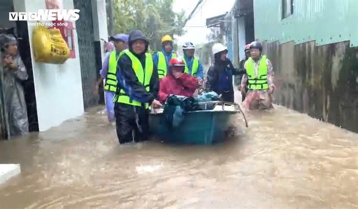 Mưa tầm tã, dân vùng rốn lũ Đà Nẵng tất tả chạy lụt