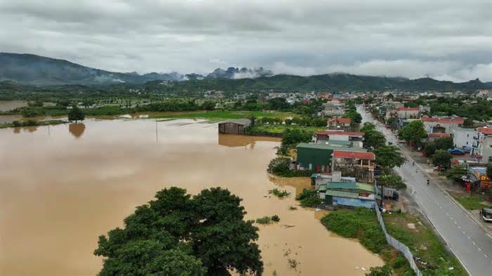 Giải cứu vợ chồng thai phụ thoát khỏi dòng nước lũ ở Hòa Bình