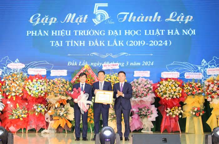 Bộ trưởng Tư pháp giao nhiệm vụ cho Phân hiệu Đại học Luật Hà Nội tại Đắk Lắk
