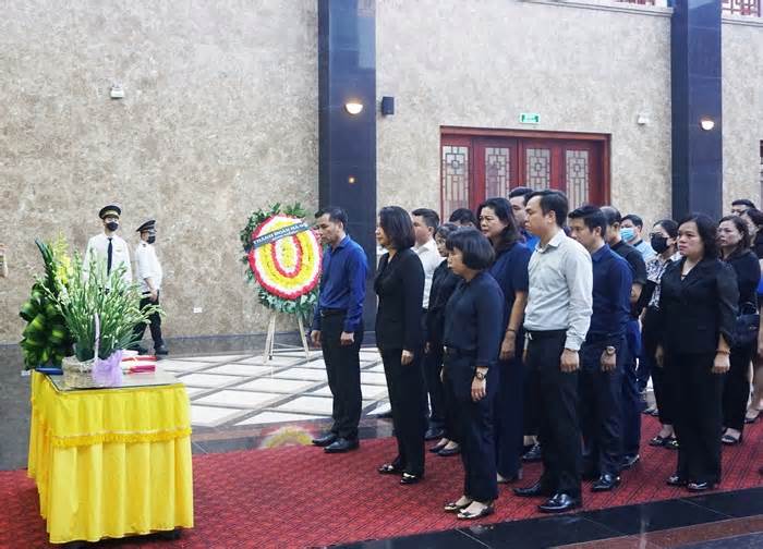 Phó Chủ tịch Hà Nội viếng, chia buồn với gia đình có 5 nạn nhân tử vong trong vụ cháy chung cư mini