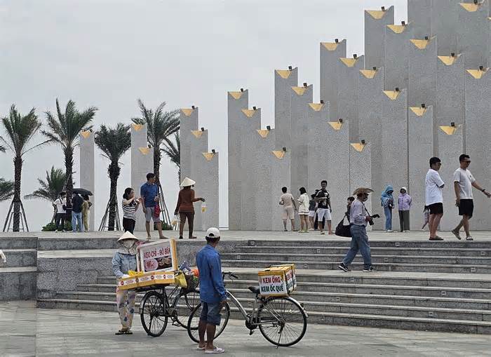 Hàng rong, rác thải gây nhếch nhác công viên nghìn tỷ ở Vũng Tàu