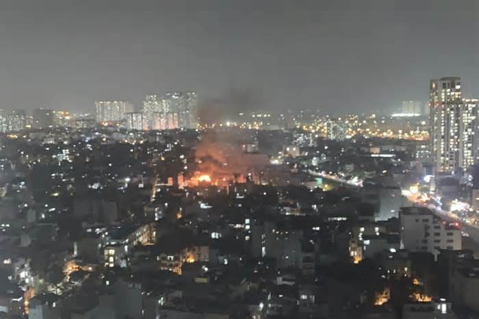 Cháy nhà 3 tầng ở Hà Nội khiến dân cư hoảng loạn