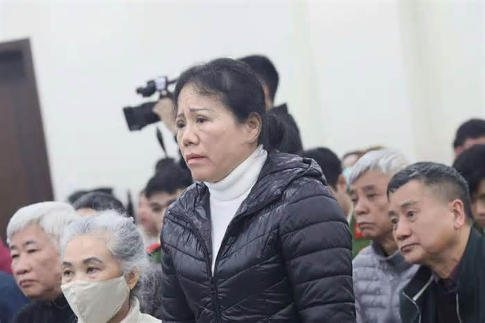 Cựu giám đốc bệnh viện khăng khăng 'chỉ nhận quà' nhưng số tiền lên đến 10 tỉ