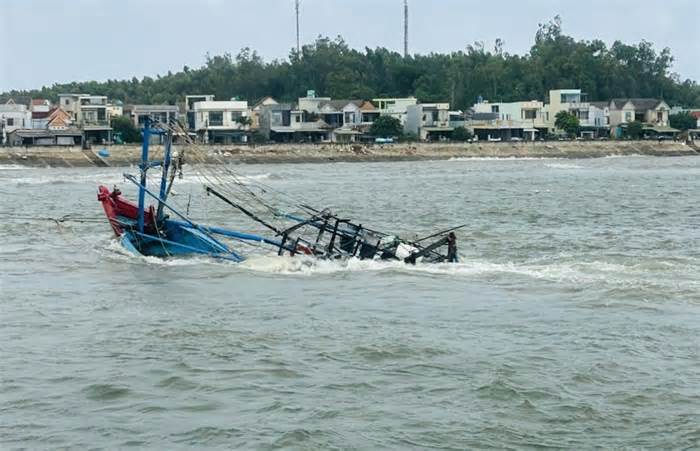 Chìm tàu ngay cửa biển, 5 ngư dân Quảng Ngãi may mắn được cứu vớt