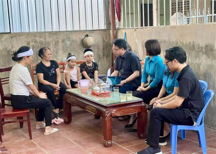 Đại diện Bộ GD-ĐT thăm gia đình cô giáo tử nạn ở Hà Giang