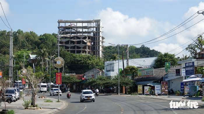 Tháo dỡ xong tòa nhà 12 tầng xây trái phép ở Phú Quốc