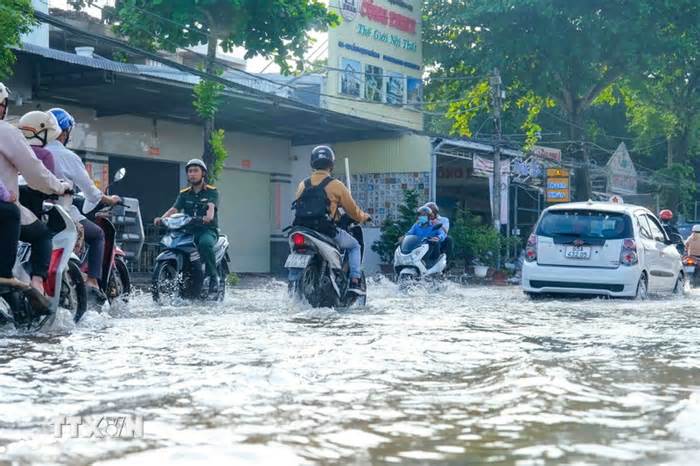 Triều cường ở Cần Thơ vượt báo động III, trung tâm thành phố đã giảm ngập