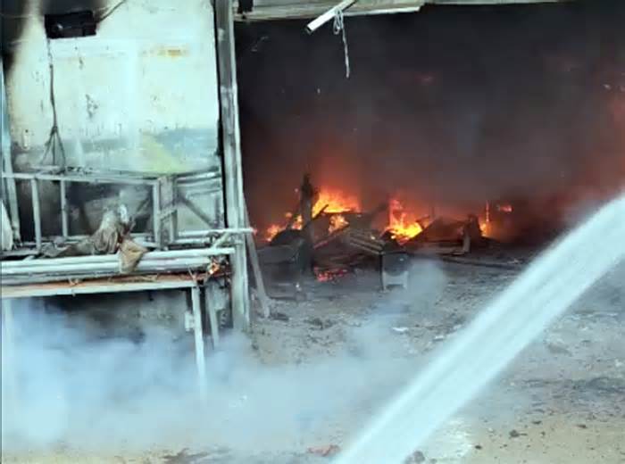 Cháy ngùn ngụt tại cửa hàng phế liệu ở Hà Nội