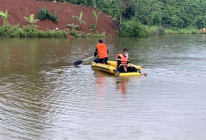 Đi chơi thác nước cùng gia đình, bé trai 7 tuổi bị đuối nước