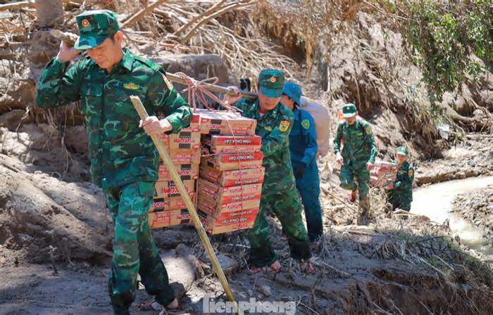 Vượt núi, vượt sông cõng hàng cứu trợ vào tiếp tế người dân đang bị cô lập do lũ