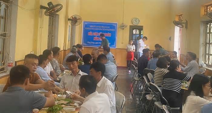 Bữa cơm Công đoàn chăm lo người lao động tại Hưng Yên