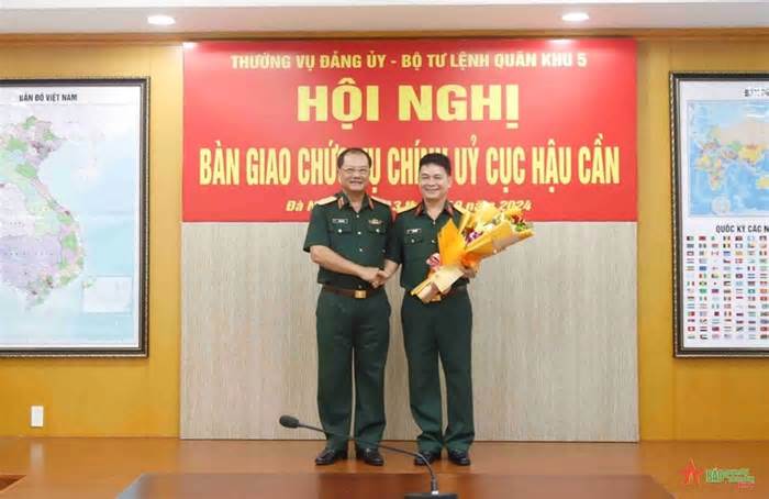 Bản tin 8H: Bàn giao chức vụ Chính ủy Cục Hậu cần Quân khu 5