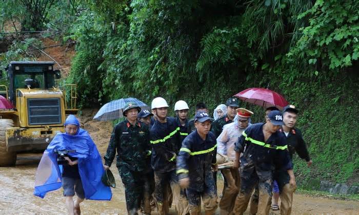 Thủ tướng yêu cầu tập trung khắc phục vụ lở đất vùi lấp xe khách, làm 7 người chết