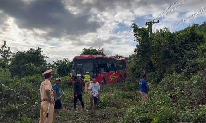 Xe khách mất lái khi đổ đèo, người dân phá cửa cứu 10 hành khách