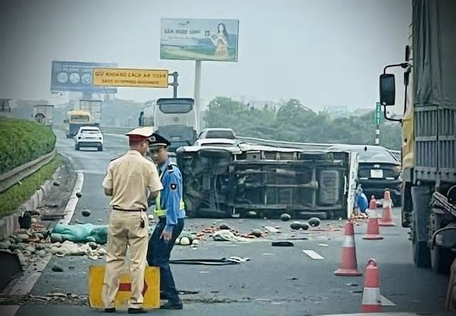 Hà Nội: Tai nạn trên cao tốc, xe chở hoa quả lật giữa đường