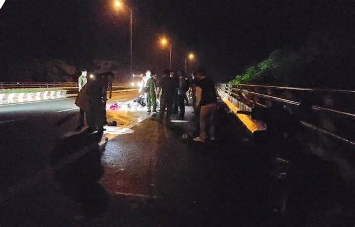 Cần Thơ: Tai nạn trên cầu vượt, 3 người đi xe máy tử vong