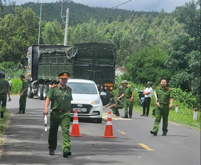 Người đàn ông bị xe đầu kéo cán qua người tử vong sau va chạm với ô tô con