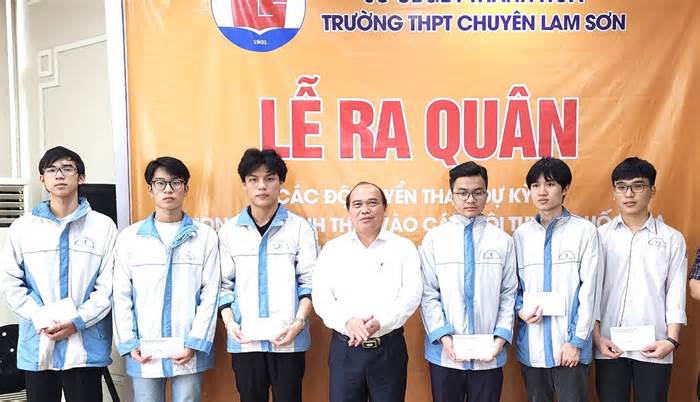 Học bổng khuyến khích học sinh chuyên gấp ba lần mức học phí