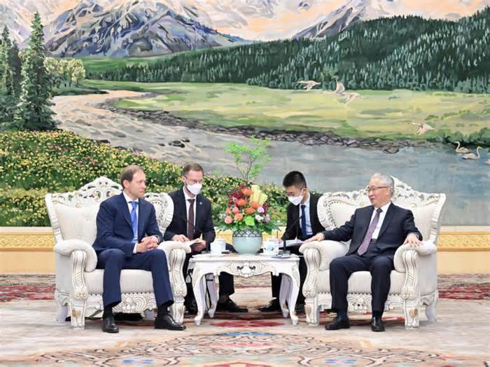 Phó thủ tướng Trung Quốc thăm Nga