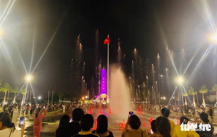 Nửa đêm, người dân Đà Nẵng vẫn chen chân xem nhạc nước ở quảng trường 29-3