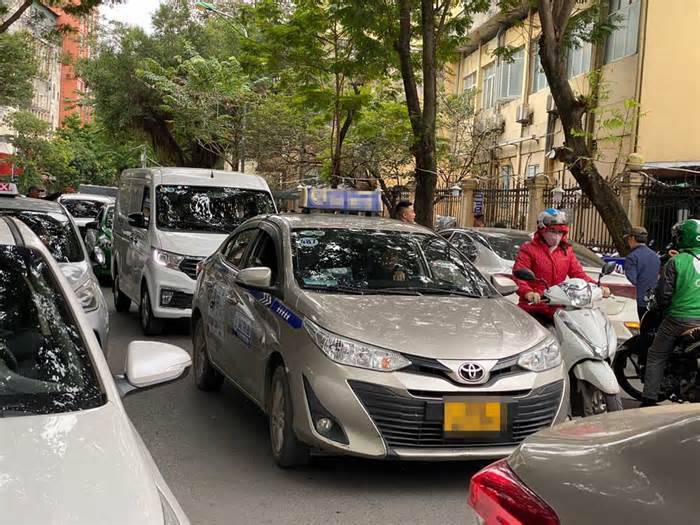 Cổng Bệnh viện Việt Đức ùn tắc bởi loạt taxi bủa vây