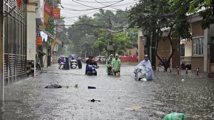 Hà Nội ngập sâu sau trận mưa lớn, nhiều phương tiện bị nước nhấn chìm