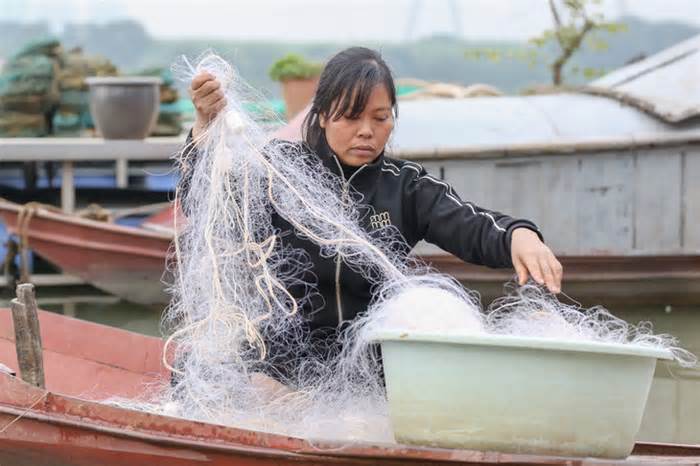 Mong ước ngày Tết của những ngư phủ chông chênh giữa sông Hồng