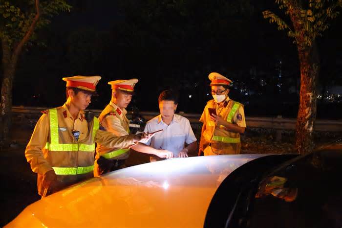 Chủ tịch phường ở Hà Nội bị lập biên bản, giữ ô tô vì không chấp hành kiểm tra nồng độ cồn