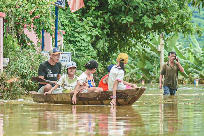 Nhiều hộ dân ở Đà Nẵng ngập nặng do ảnh hưởng bão