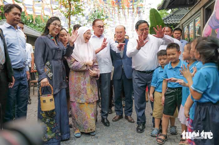 Thủ tướng Phạm Minh Chính và Thủ tướng Malaysia mua tặng sách và uống cà phê tại đường sách