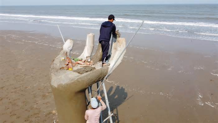 Những cánh tay bê tông khổng lồ ở bãi biển Hải Tiến, Thanh Hóa là chòi canh đuối nước?