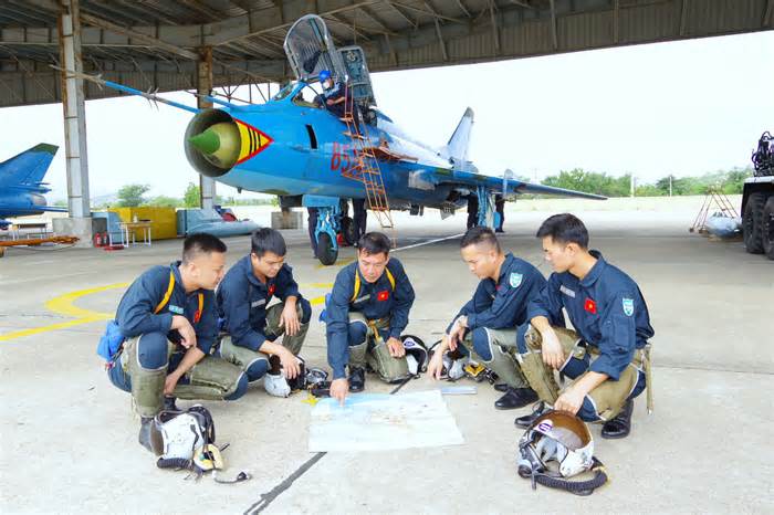 Nghe phi công trẻ lái tiêm kích kể chuyện