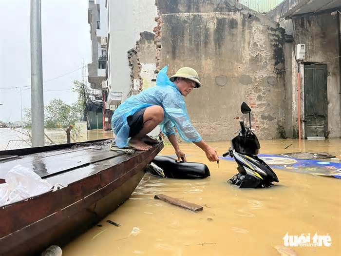 Hà Nội lệnh báo động 2 trên sông Hồng, trời đang mưa to gây nguy cơ ngập trong nội thành