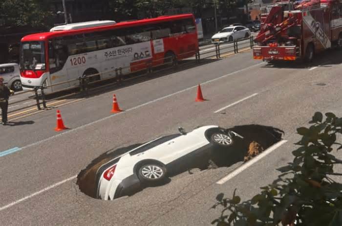 'Hố tử thần' nuốt chửng ô tô ngay thủ đô Seoul, 2 người bị thương