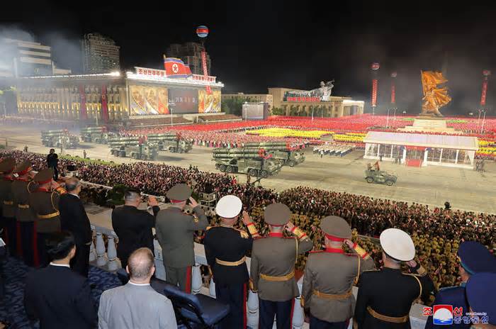 Triều Tiên duyệt binh trong đêm, khoe drone 'sóng thần'