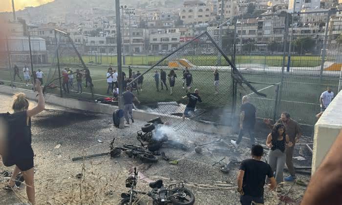 Israel tố Hezbollah tập kích sân bóng khiến 11 người chết