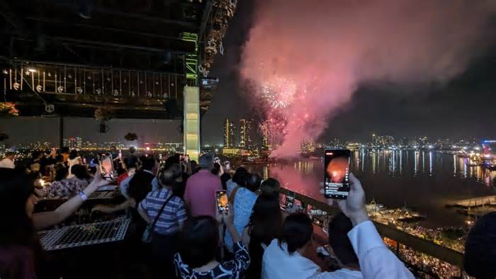 Hàng vạn người chen chân xem pháo hoa chào đón năm mới 2024