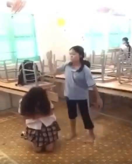 Nữ sinh bị bạn đánh đập trước lớp dù đã quỳ gối, xin tha