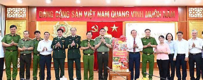 Bí thư Nguyễn Văn Nên thăm các đơn vị trực Tết Nguyên đán